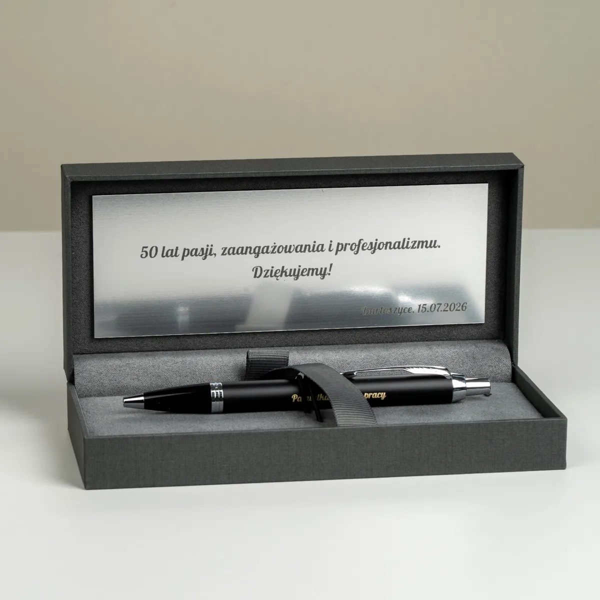 Długopis Parker IM Czarny matowy CT [2143632] w eleganckim etui z tabliczką z dedykacją.