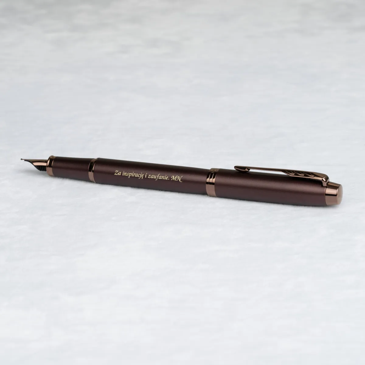 Pi&oacute;ro wieczne Parker IM Professionals Monochrome Burgundy [2190511] z grawerem &bdquo;Za inspirację i zaufanie&rdquo;.