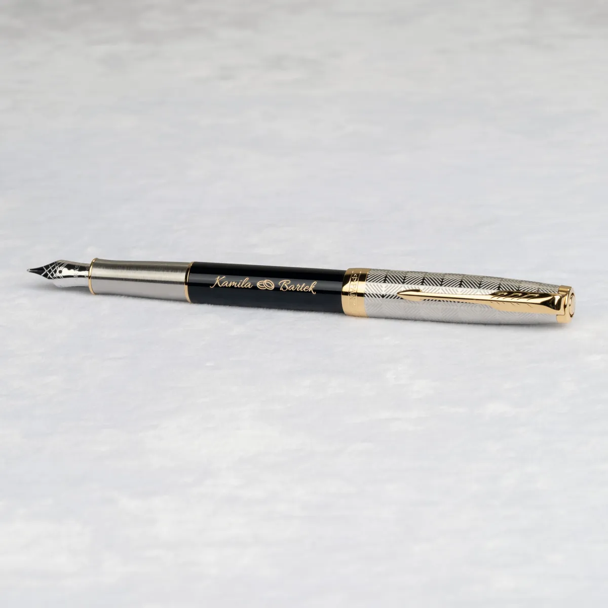 Pi&oacute;ro wieczne Parker Sonnet Metal & Black GT 18k. [2119784] z grawerem imion &bdquo;Kamila ❤️ Bartek&rdquo;.