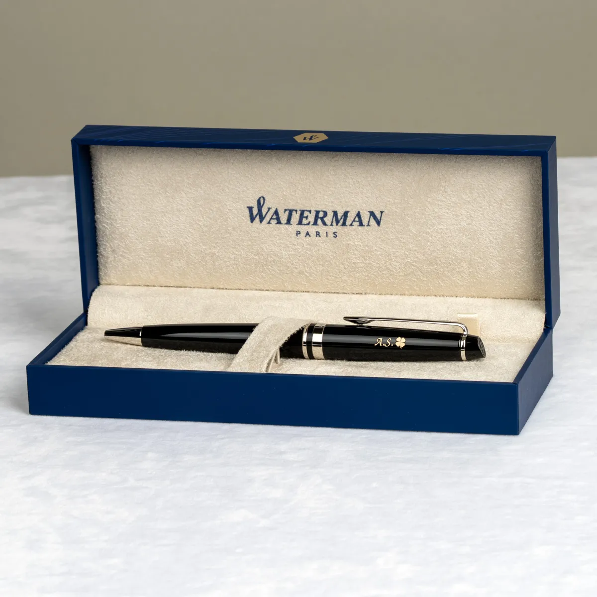 Długopis Waterman Expert czarny CT [S0951800] w etui prezentowym z grawerem inicjał&oacute;w &bdquo;A.S.&rdquo; i symbolem czterolistnej koniczyny.