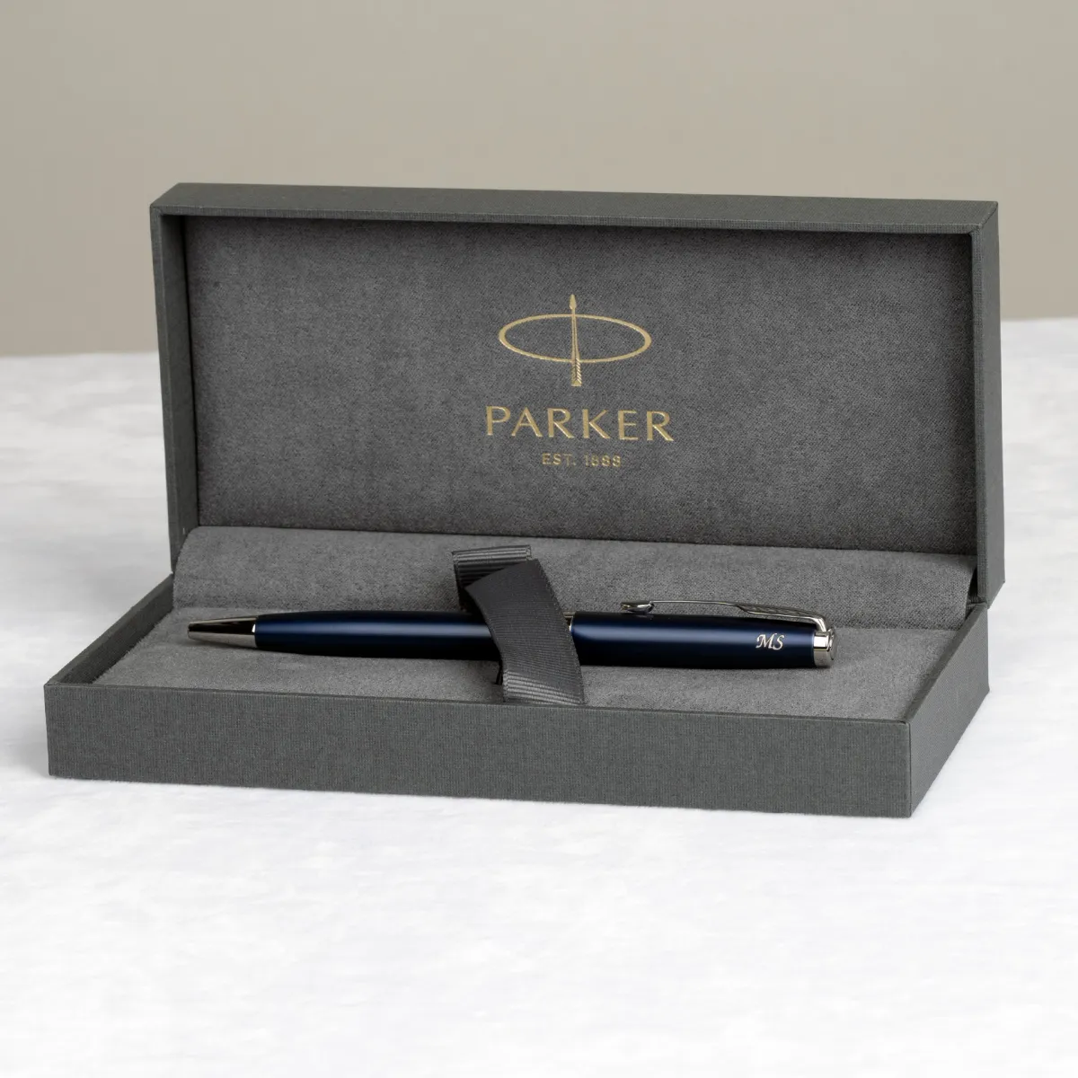 Długopis Parker Sonnet Niebieska Laka CT z grawerem inicjałów, umieszczony w eleganckim szarym etui prezentowym Parker.