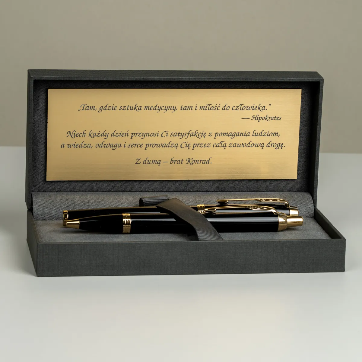 Długopis Parker IM Czarny GT z eleganckim etui i grawerowaną tabliczką z dedykacją dla lekarza.