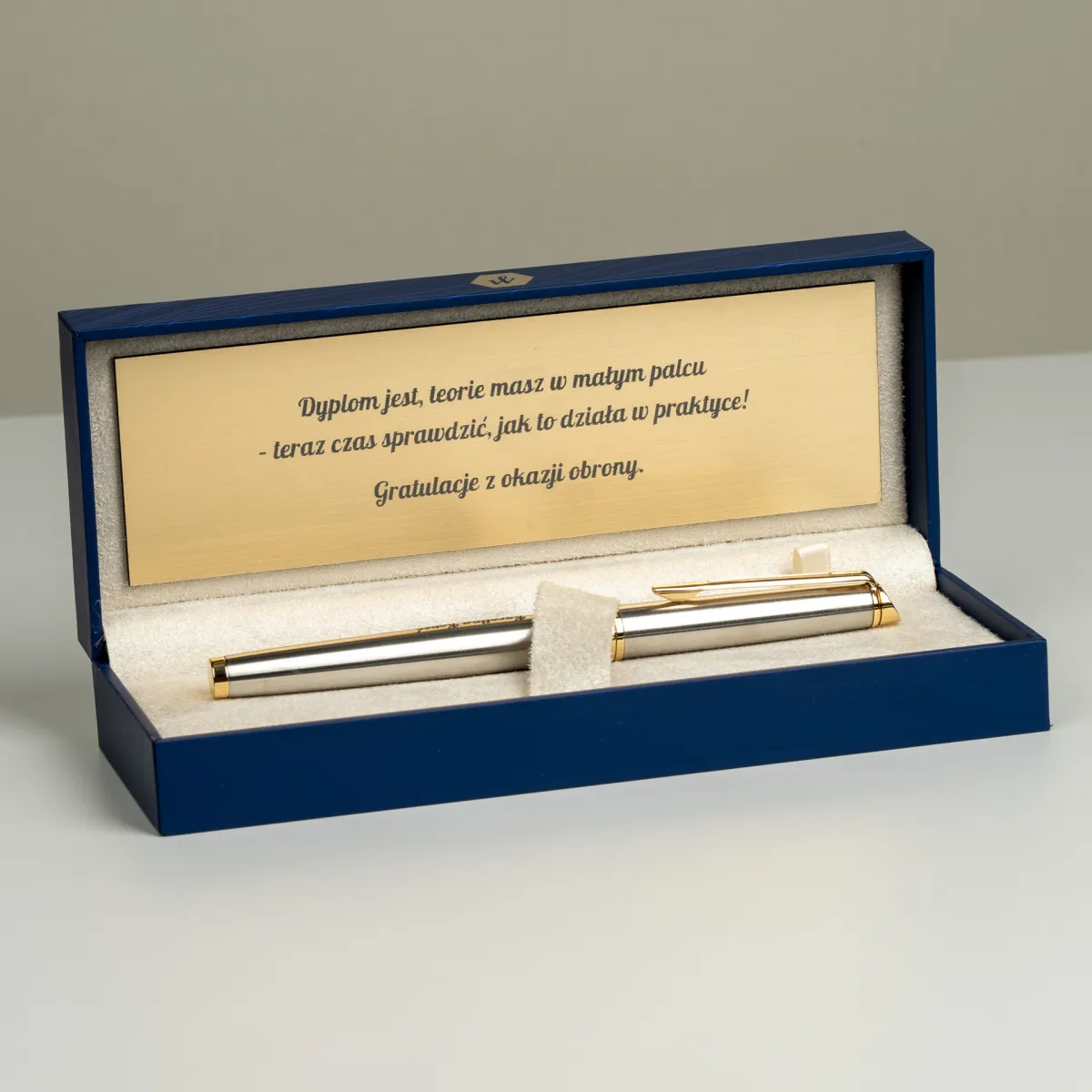Pi&oacute;ro wieczne Waterman Hemisphere stalowe GT w eleganckim etui z tabliczką z dedykacją z okazji obrony pracy dyplomowej.