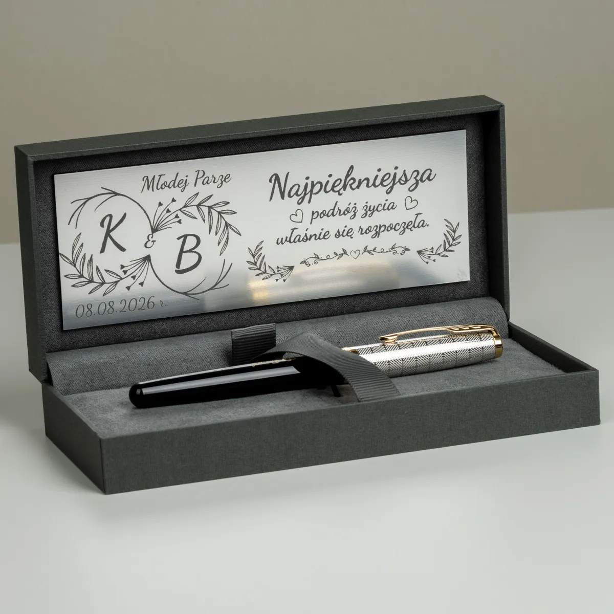 Pi&oacute;ro wieczne Parker Sonnet Metal & Black GT 18k w eleganckim etui z personalizowaną tabliczką dla Młodej Pary.