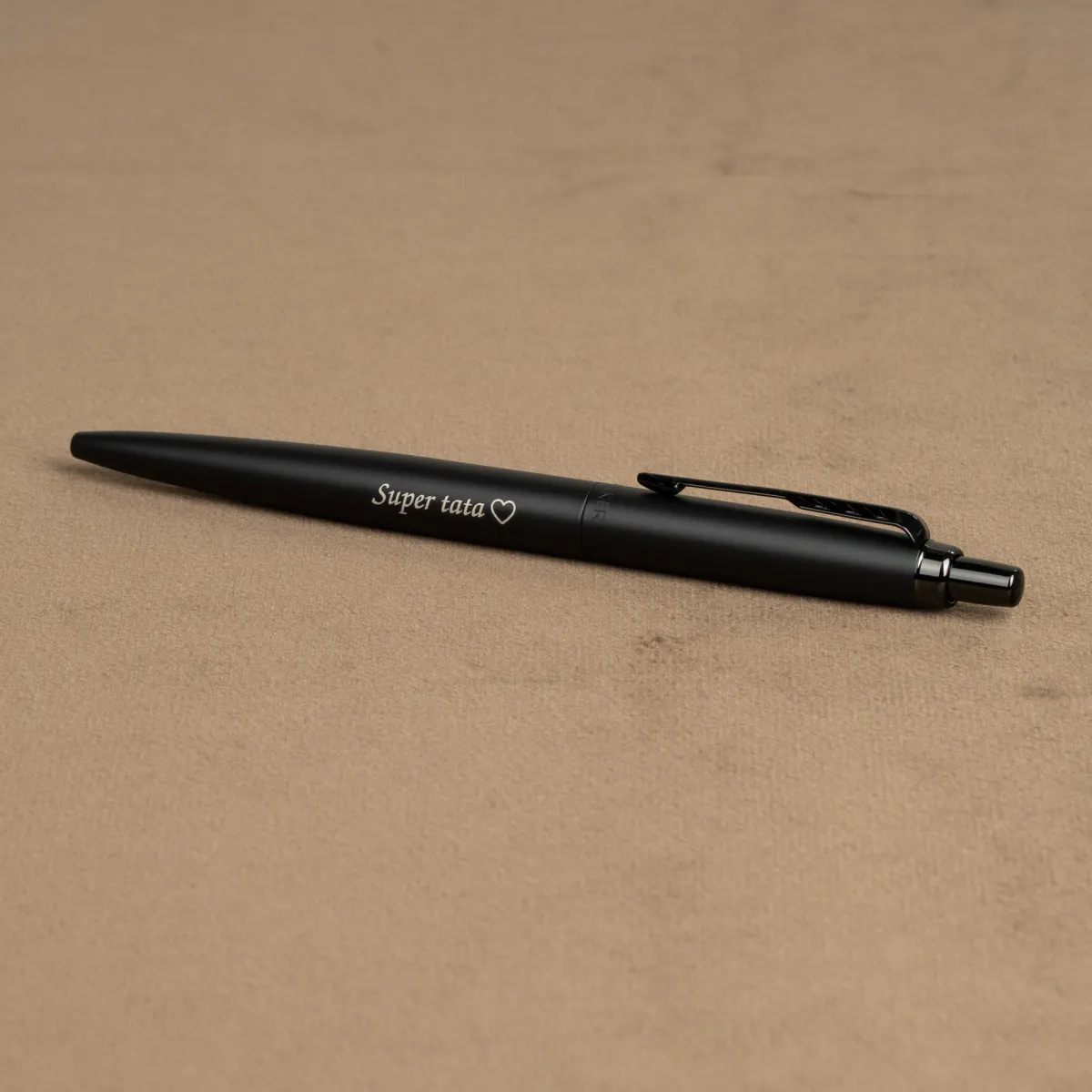 Długopis Parker Jotter XL Monochrome Black z personalizowanym grawerem &bdquo;Super tata&rdquo; na czarnym korpusie.