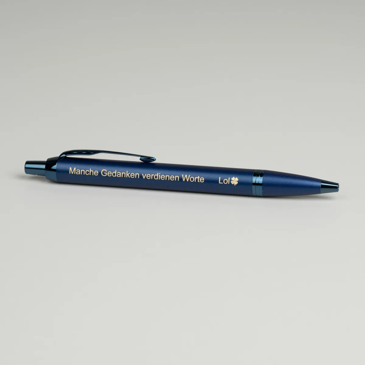 Długopis Parker IM Professionals Monochrome Blue [2172966] z indywidualnym grawerem na niebieskim, monochromatycznym korpusie.