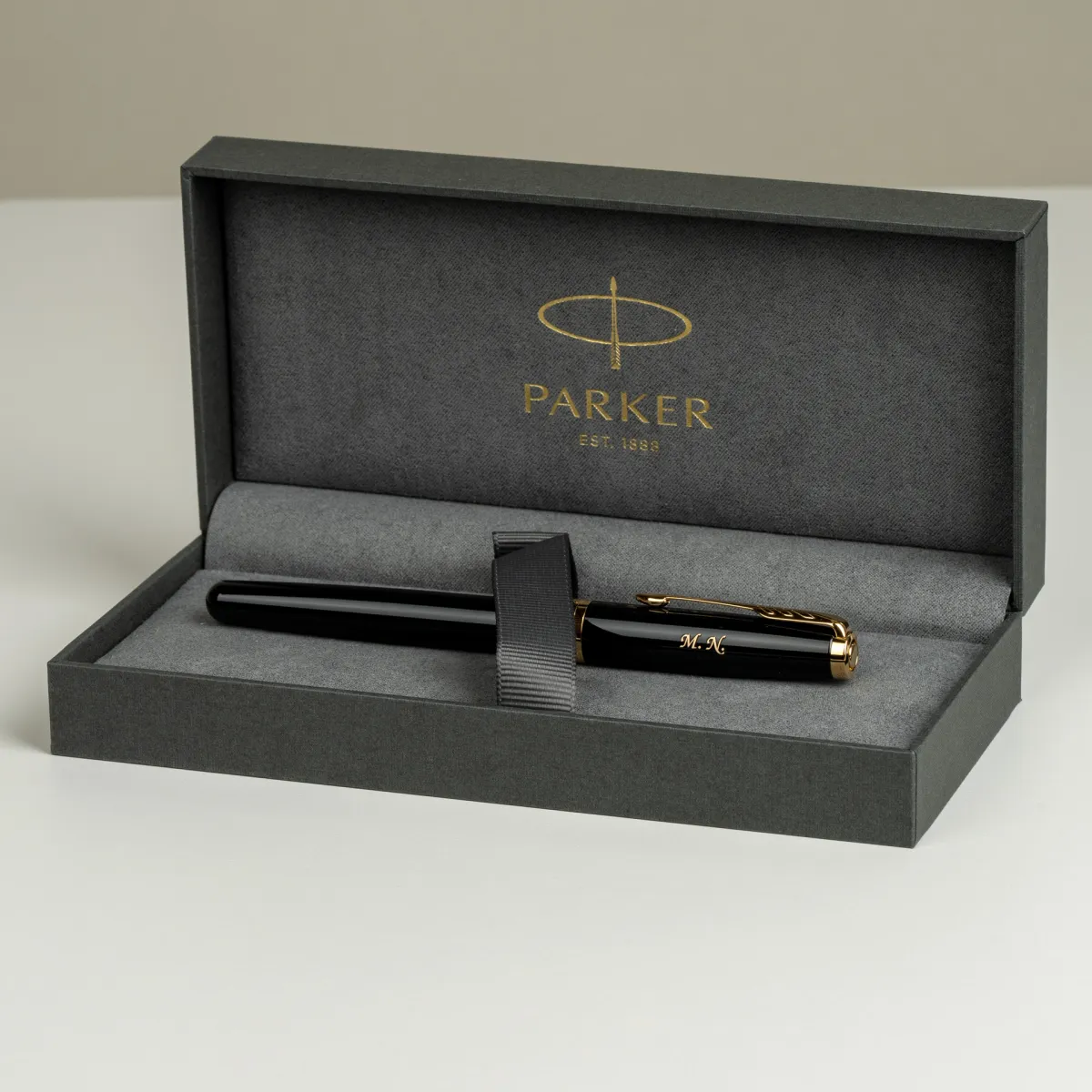 Pi&oacute;ro wieczne Parker Sonnet Czarne GT [1931495] z grawerem inicjał&oacute;w &bdquo;M.N.&rdquo;, prezentowane w eleganckim oryginalnym etui Parker.