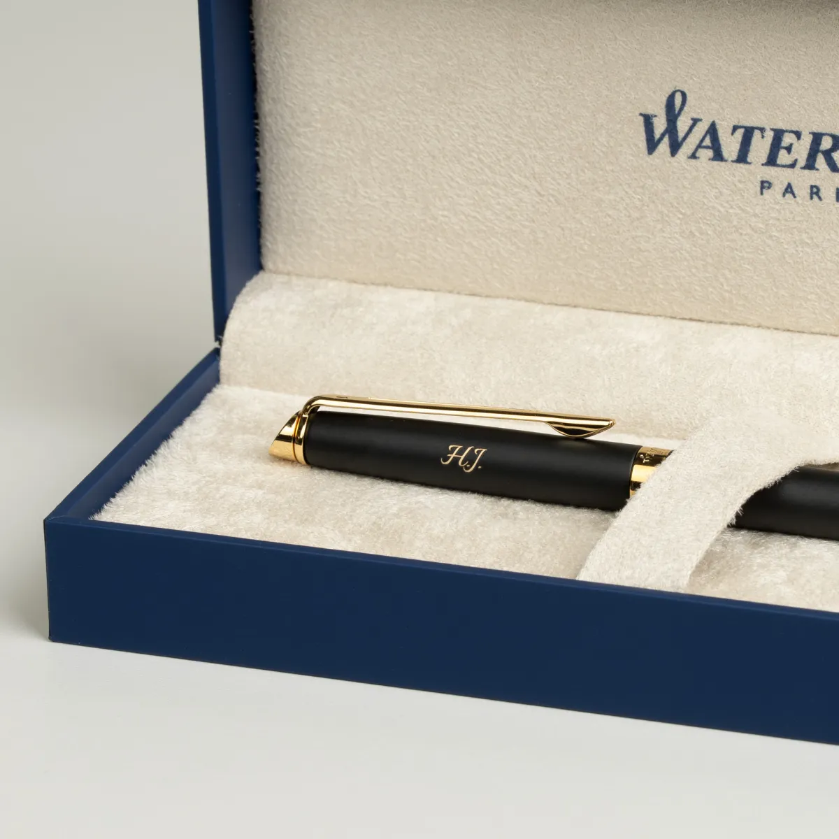 Długopis Waterman Hemisphere czarny matowy GT [S0920770] z grawerem inicjał&oacute;w &bdquo;H.J.&rdquo;, prezentowany w eleganckim etui Waterman.