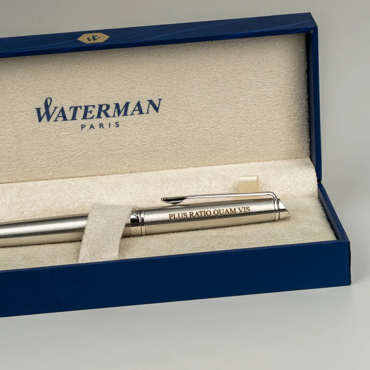 Pi&oacute;ro wieczne Waterman Hemisphere stalowe CT [S0920410] z grawerem &bdquo;PLUS RATIO QUAM VIS&rdquo;, prezentowane w eleganckim etui Waterman.