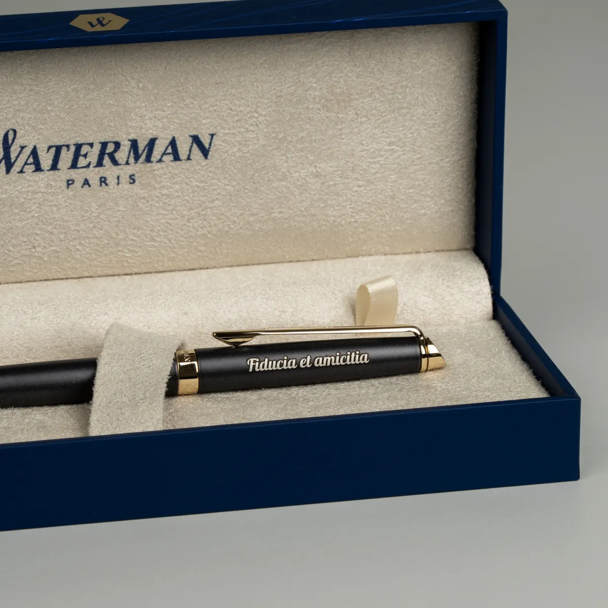 Długopis Waterman Hemisphere czarny matowy GT [S0920770] z grawerem &bdquo;Fiducia et amicitia&rdquo;, prezentowany w eleganckim etui Waterman.