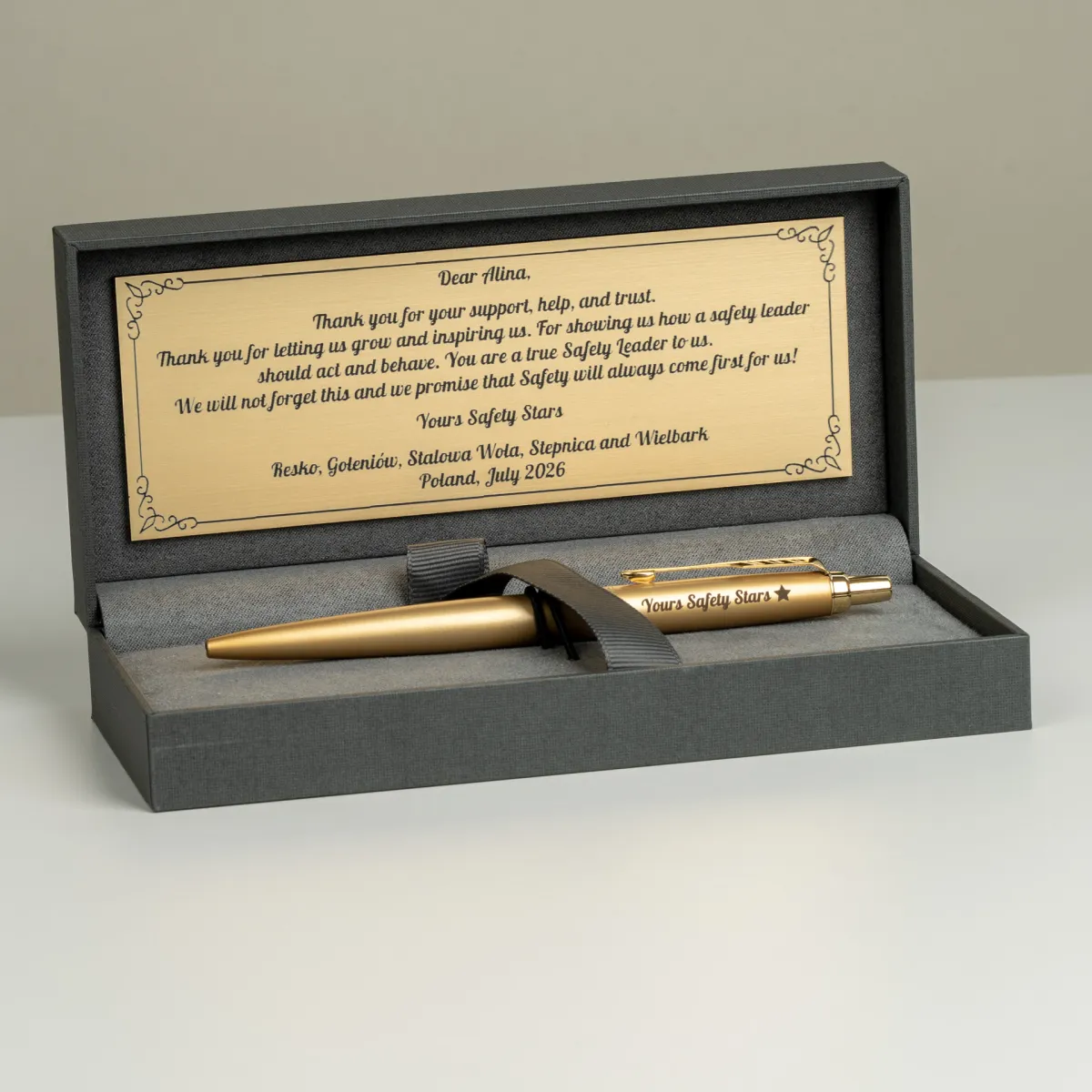 Długopis Parker Jotter XL Monochrome Gold [2122754] z grawerem &bdquo;Yours Safety Stars&rdquo; w eleganckim etui z personalizowaną tabliczką z dedykacją.