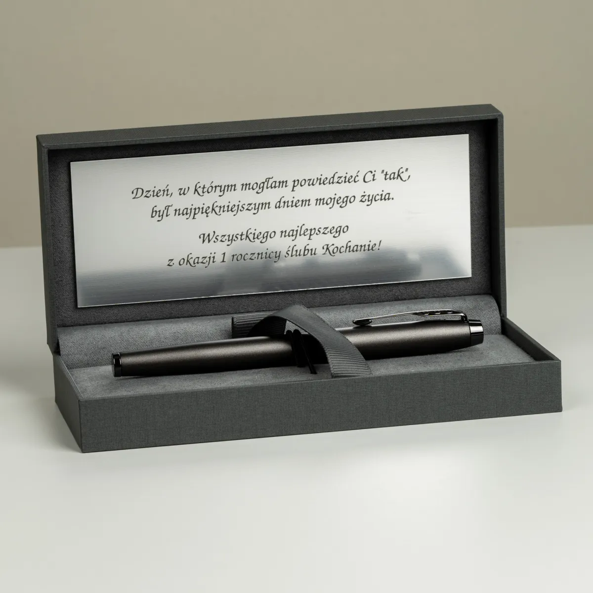 Pi&oacute;ro wieczne Parker IM Achromatic Czarne [2127741] w eleganckim etui z personalizowaną tabliczką z dedykacją na 1. rocznicę ślubu.
