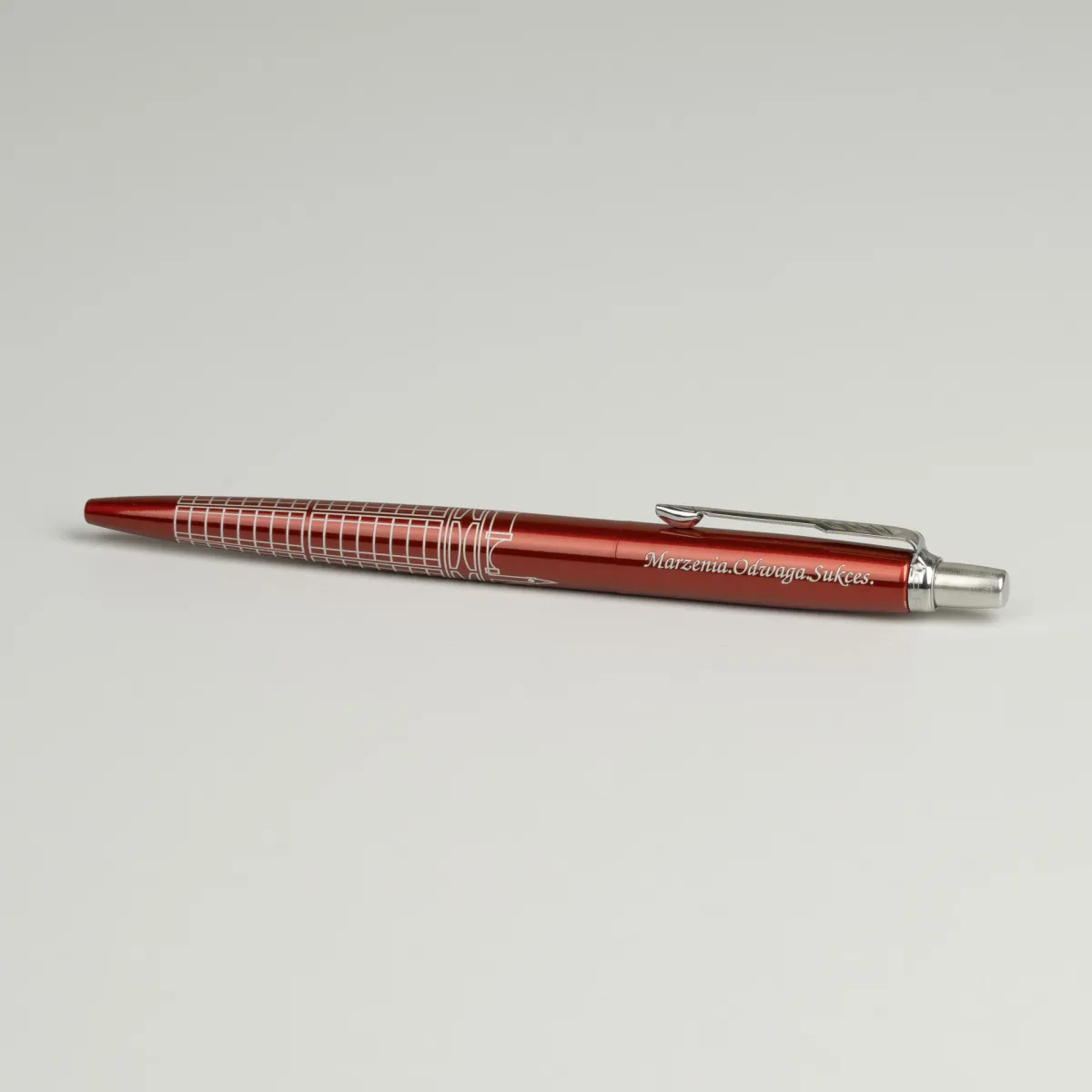 Długopis Parker Jotter Global Icons &ndash; LONDON [2221603] z grawerem &bdquo;Marzenia. Odwaga. Sukces.&rdquo; na czerwonym korpusie inspirowanym Londynem.