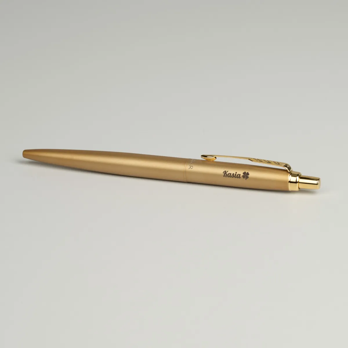 Długopis Parker Jotter XL Monochrome Gold [2122754] ze złotym grawerem imienia &bdquo;Kasia&rdquo; i motywem czterolistnej koniczyny.