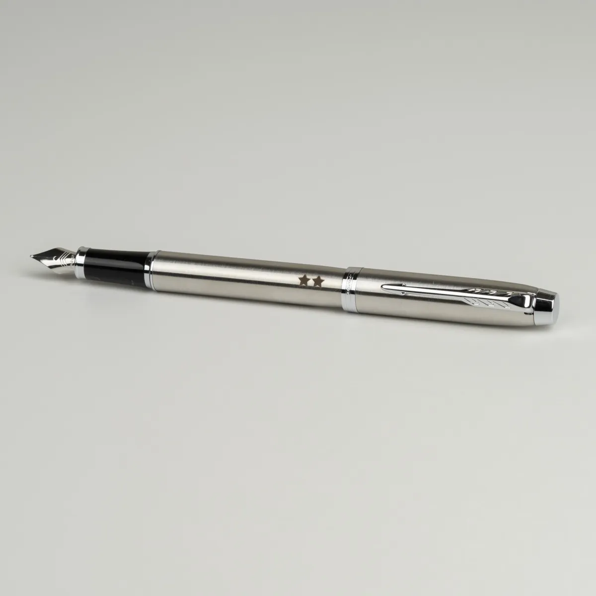Pi&oacute;ro wieczne Parker IM Stainless Steel CT [2143635] ze stalowym korpusem i subtelnym grawerem dw&oacute;ch gwiazdek.