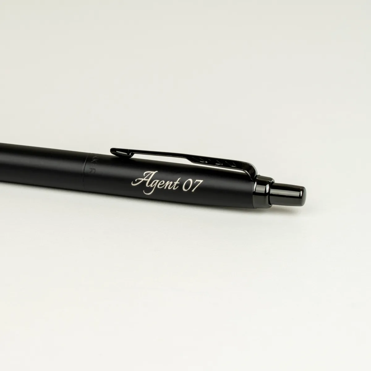 Długopis Parker Jotter XL Monochrome Black [2122753] z grawerem &bdquo;Agent 07&rdquo; na czarnym, matowym korpusie.