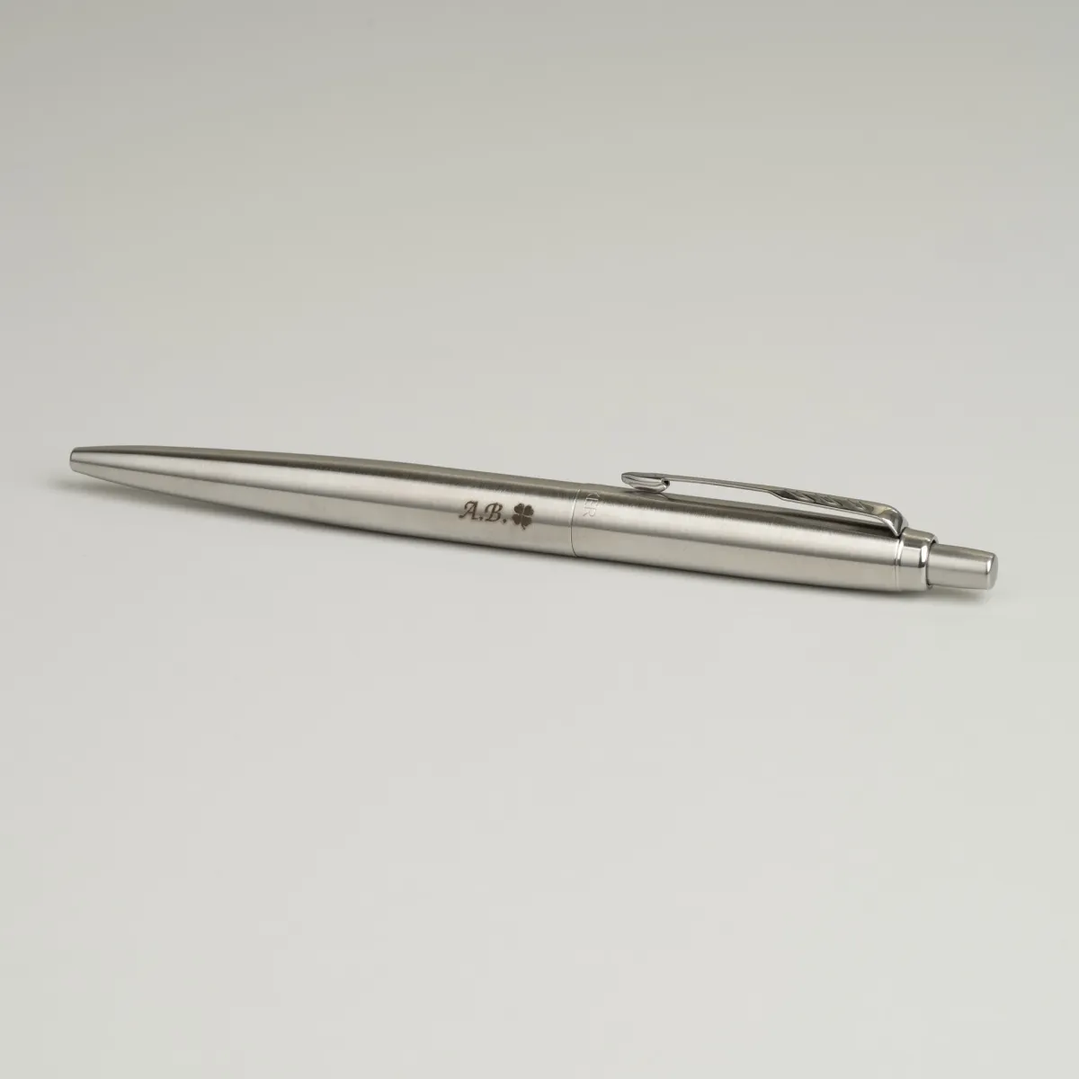 Długopis Parker Jotter Stalowy Matowy CT [1953170] z grawerem inicjał&oacute;w &bdquo;A.B.&rdquo; i motywem czterolistnej koniczyny.