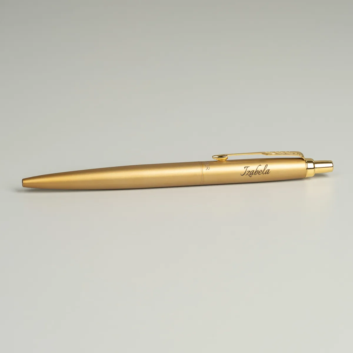 Długopis Parker Jotter XL Monochrome Gold [2122754] z grawerem imienia &bdquo;Izabela&rdquo; na złotym korpusie.