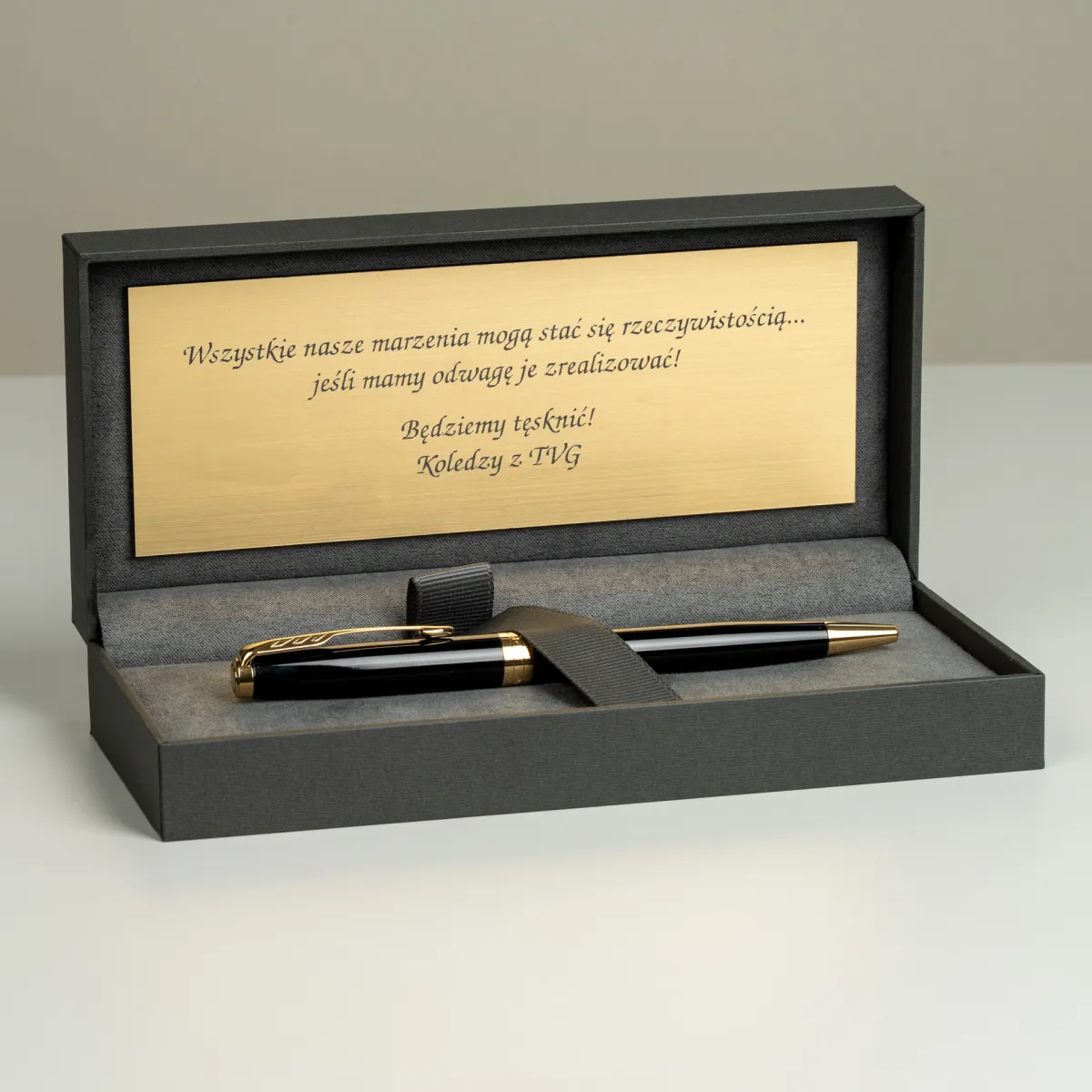 Długopis Parker Sonnet Czarna Laka GT [1931497] w eleganckim pudełku z grawerowaną tabliczką z dedykacją. Personalizowany zestaw prezentowy marki Parker.