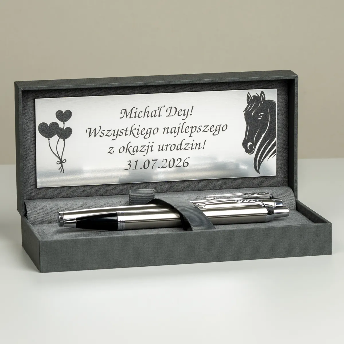 Długopis Parker IM Stainless Steel CT [2143631] w etui z personalizowaną tabliczką.