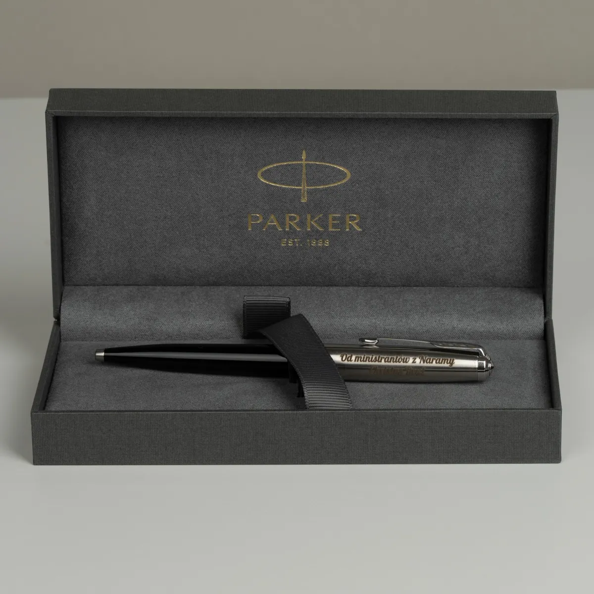 Długopis Parker 51 czarny CT [2123493] w eleganckim pudełku prezentowym z grawerem na powierzchni długopisu.
