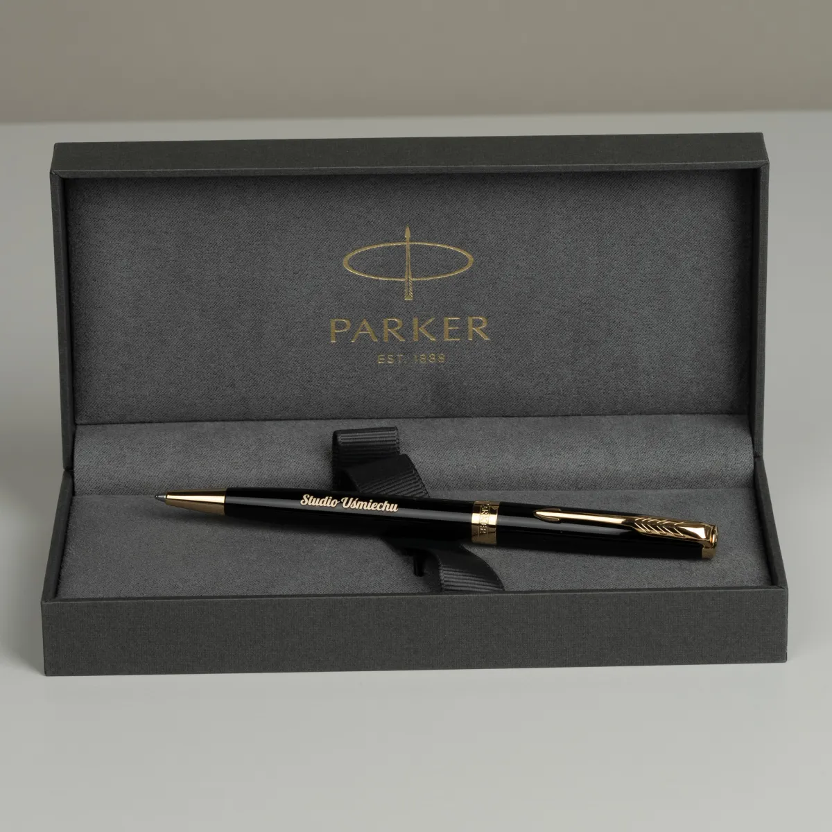 Długopis Parker Sonnet Czarna Laka GT [1931497] w eleganckim pudełku Parker z personalizowanym grawerem &bdquo;Studio Uśmiechu&rdquo;.