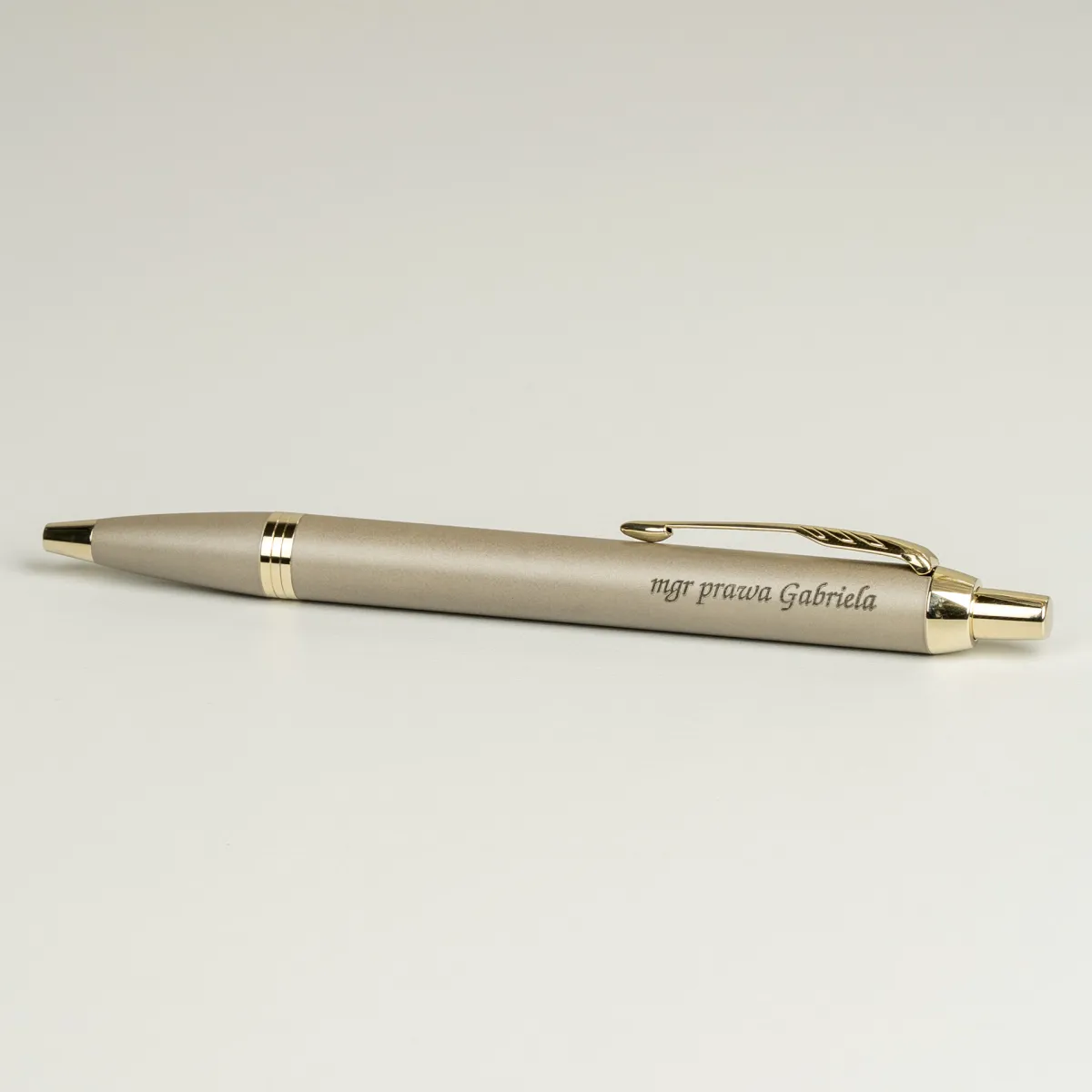 Długopis Parker IM Professionals Monochrome Champagne [2172956] z personalizowanym grawerem &bdquo;mgr prawa Gabriela&rdquo;.