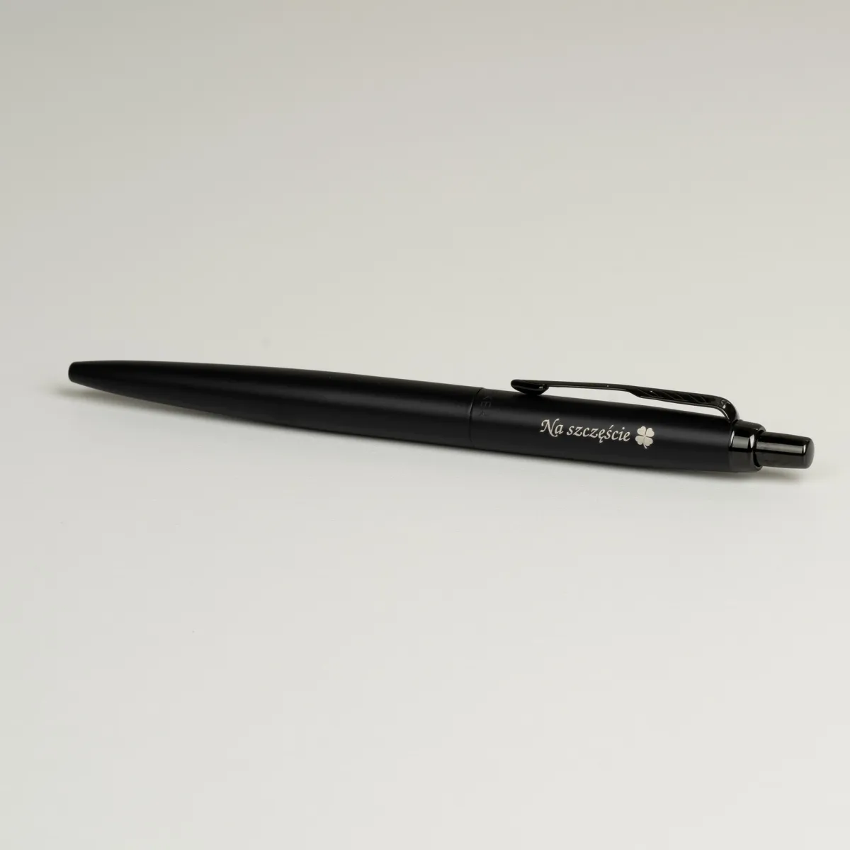 Długopis Parker Jotter XL Monochrome Black [2122753] z grawerem &bdquo;Na szczęście&rdquo; i symbolem koniczyny.
