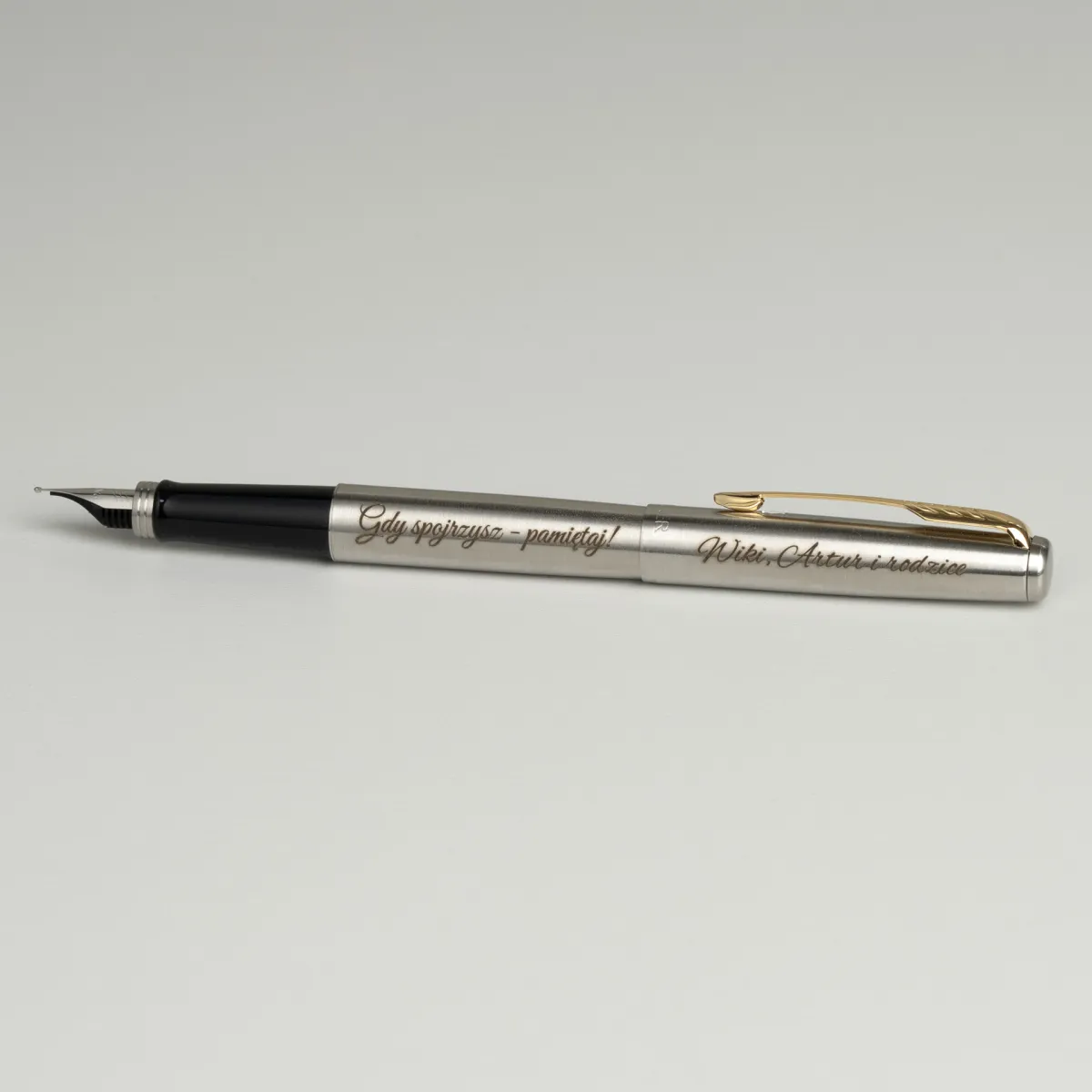 Pi&oacute;ro wieczne Parker Jotter Stalowy GT [2030948] z personalizowanym grawerem &bdquo;Gdy spisywasz &ndash; pamiętaj! Wiki, Artur i rodzice&rdquo;.