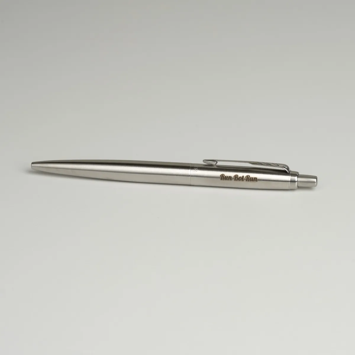 Długopis Parker Jotter Stalowy Matowy CT [1953170] z personalizowanym grawerem &bdquo;Run Bot Run&rdquo;.