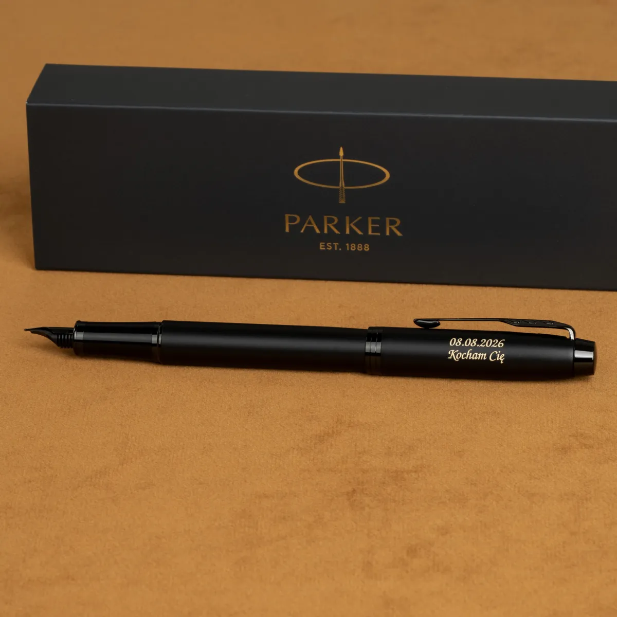 Pi&oacute;ro wieczne Parker IM Achromatic Czarne [2127741] z grawerem &bdquo;08.08.2026 Kocham Cię&rdquo; w oryginalnym pudełku Parker.