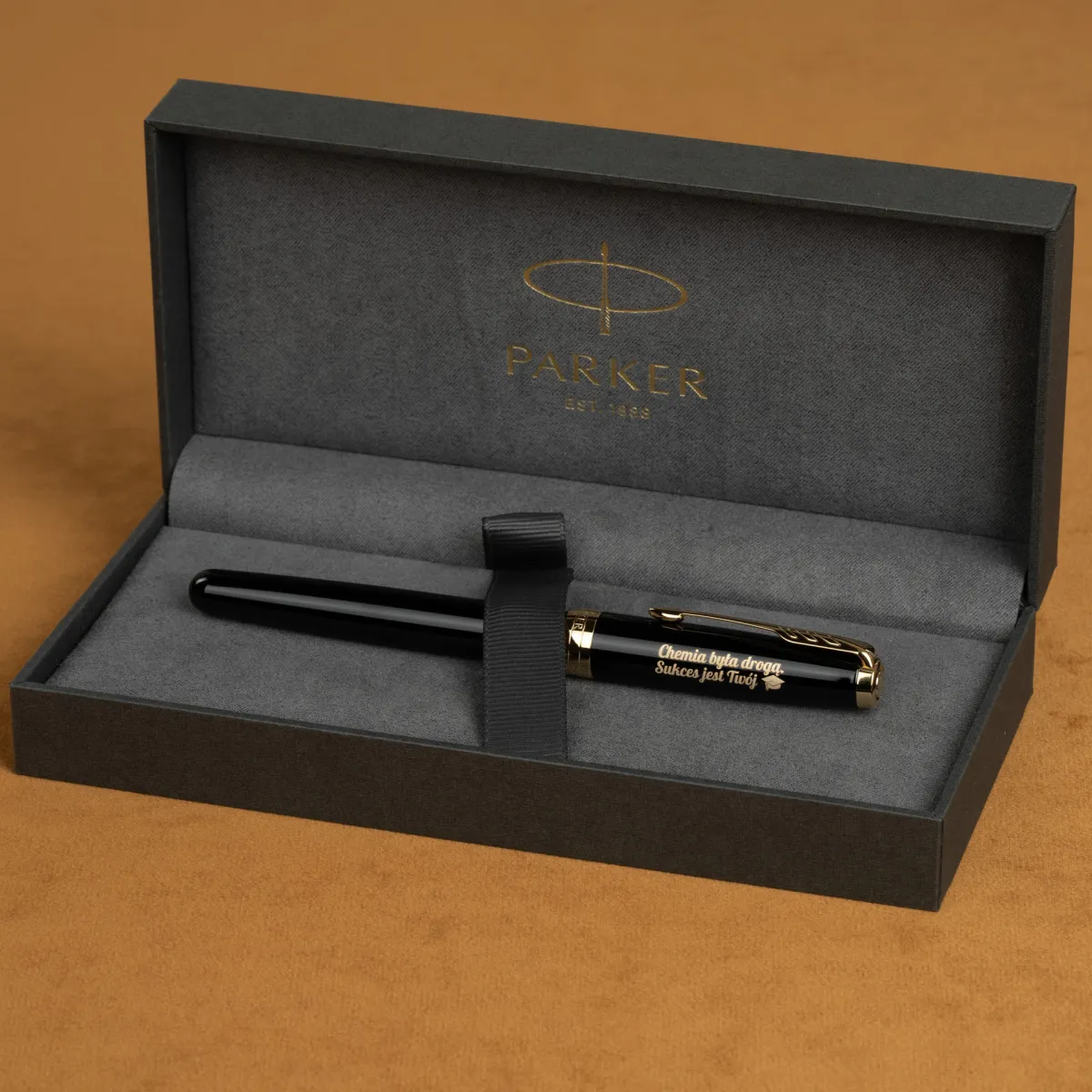 Pi&oacute;ro wieczne Parker Sonnet Czarne GT [1931495] z personalizowanym grawerem w eleganckim pudełku Parker.