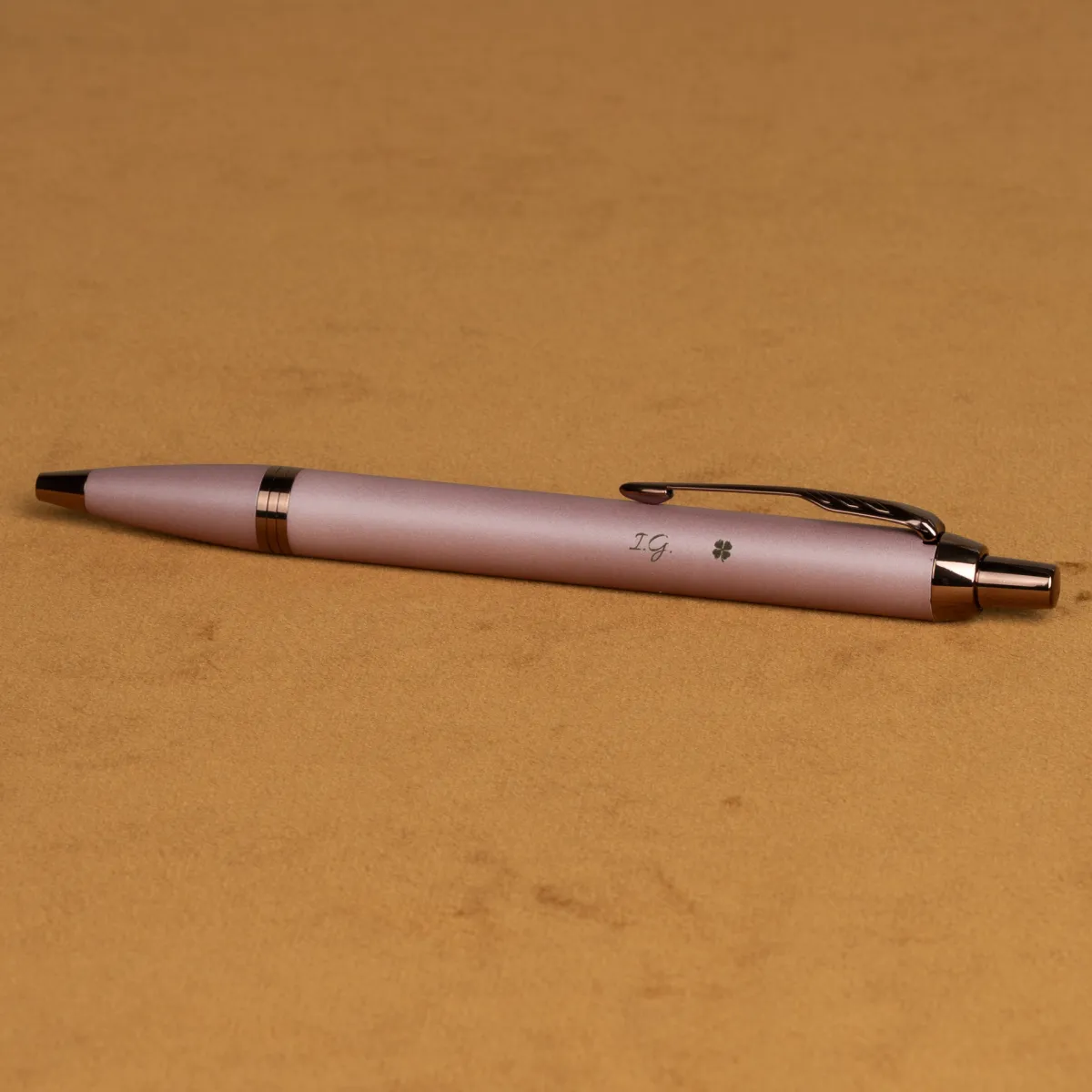 Długopis Parker IM Rituals Mauve [2235416] z personalizowanym grawerem inicjał&oacute;w &bdquo;I.G.&rdquo; i symbolem koniczynki.