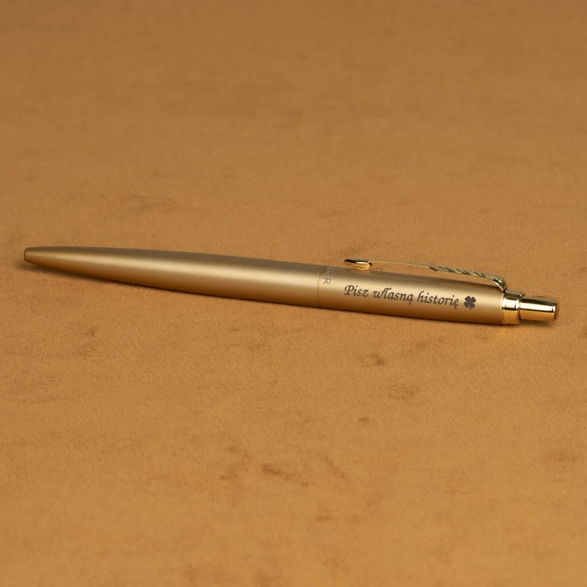 Długopis Parker Jotter XL Monochrome Gold [2122754] z personalizowanym grawerem &bdquo;Pisz własną historię&rdquo; i symbolem koniczynki.