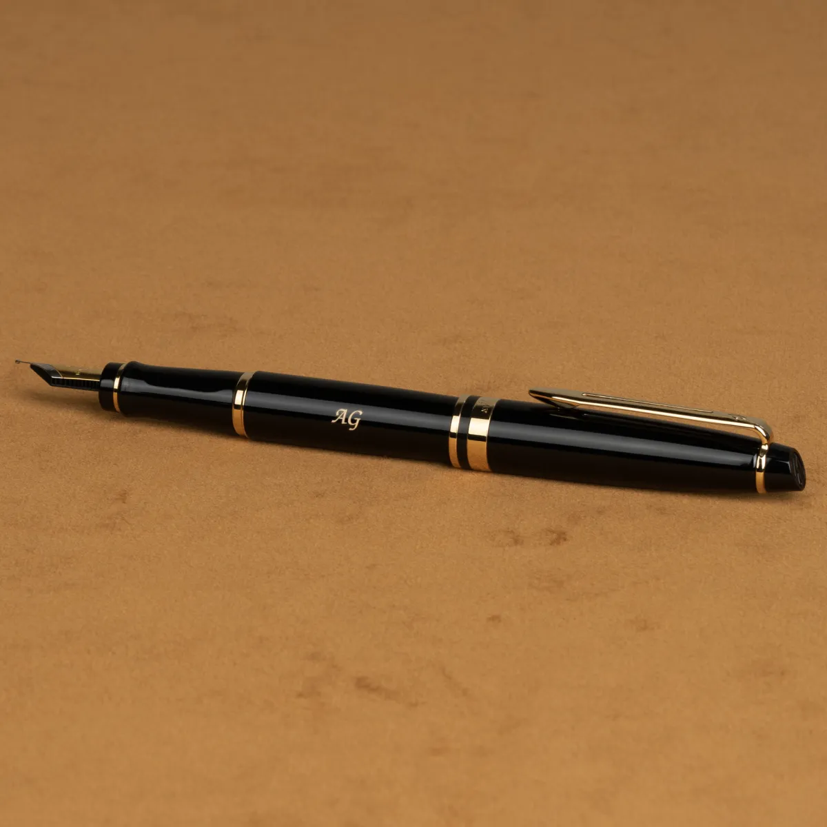Pi&oacute;ro wieczne Waterman Expert czarne GT [S0951640] z personalizowanym grawerem inicjał&oacute;w &bdquo;AG&rdquo;.