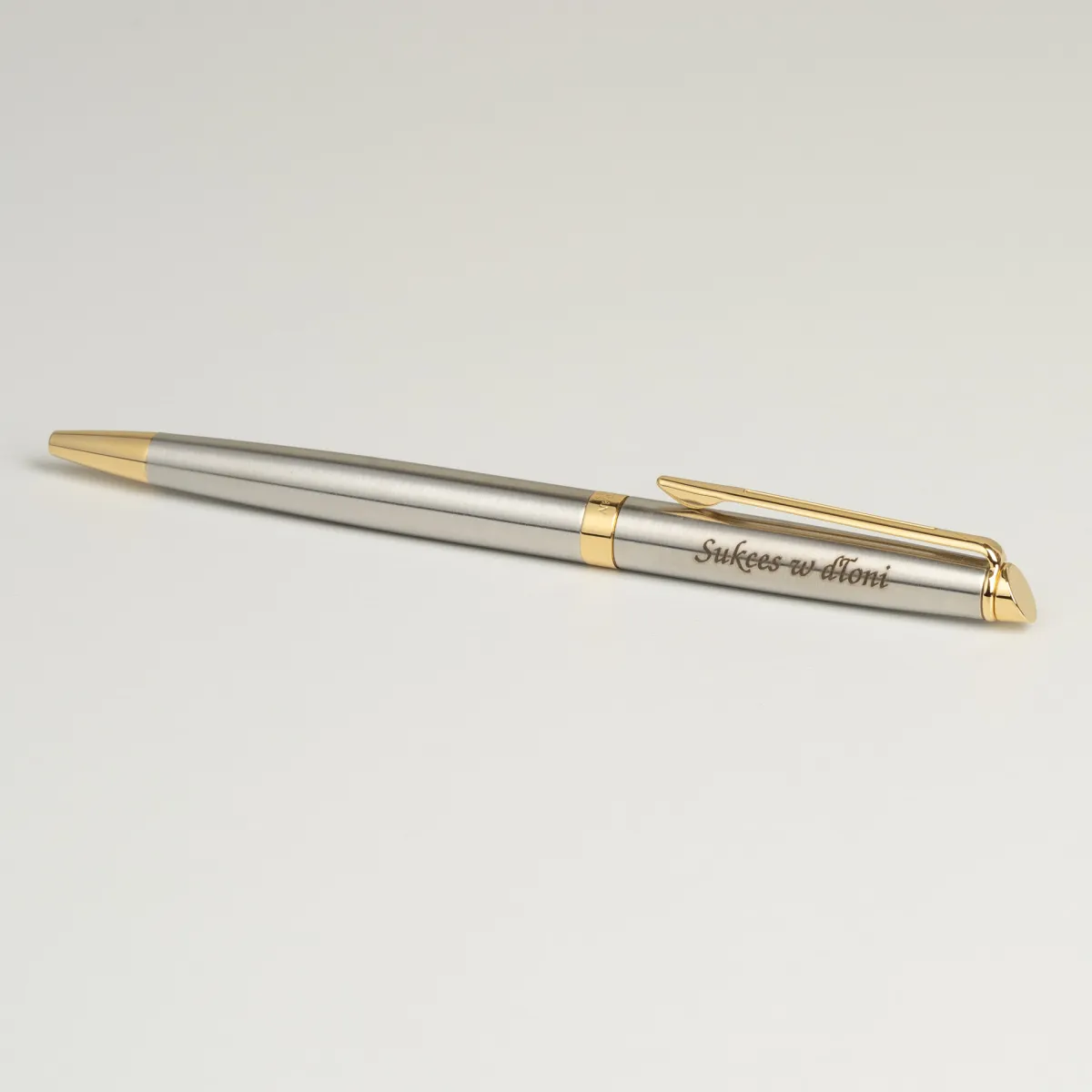 Długopis Waterman Hemisphere stalowy GT [S0920370] z grawerem &bdquo;Sukces w dłoni&rdquo;.