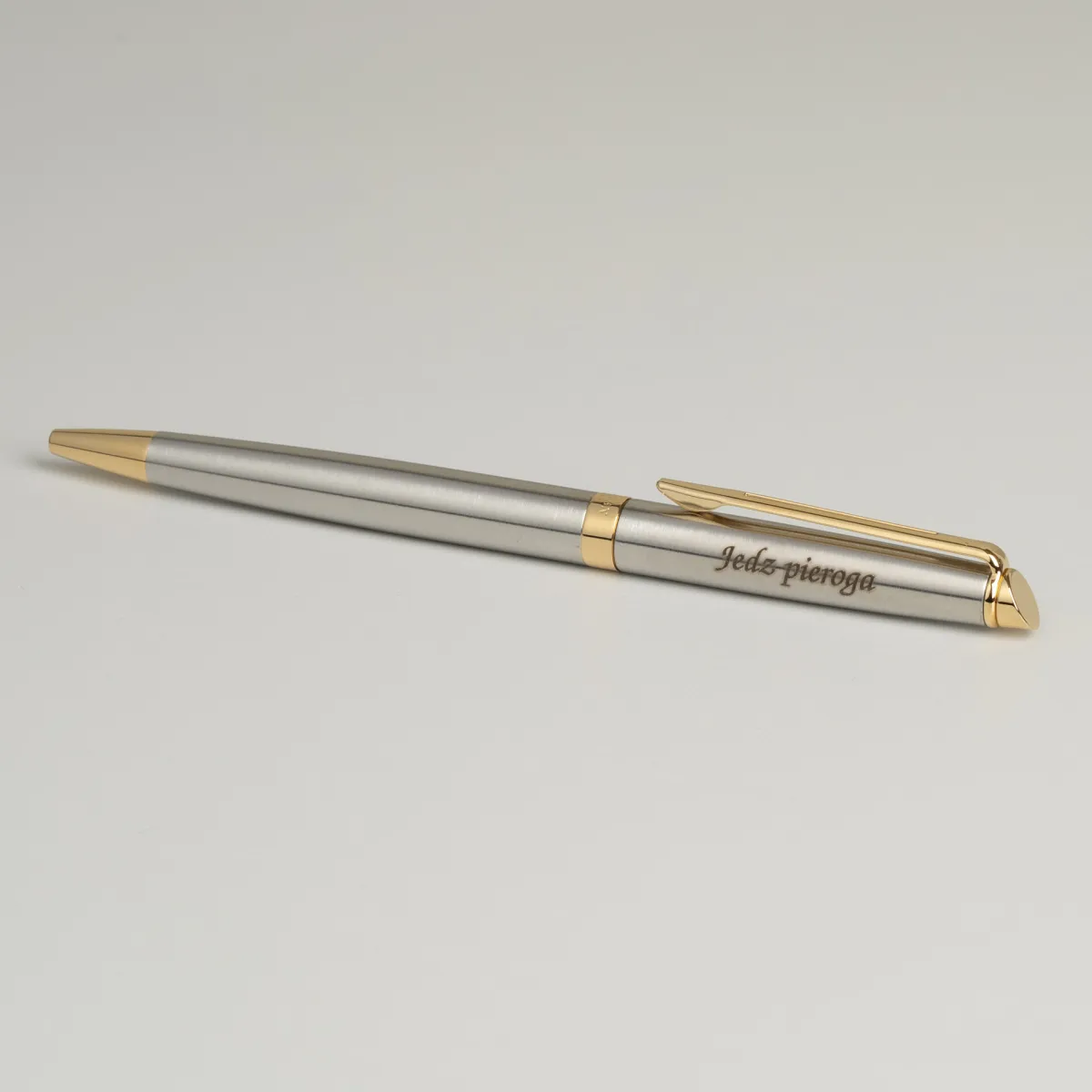 Długopis Waterman Hemisphere stalowy GT [S0920370] z grawerem &bdquo;Jedz-pieroga&rdquo;.