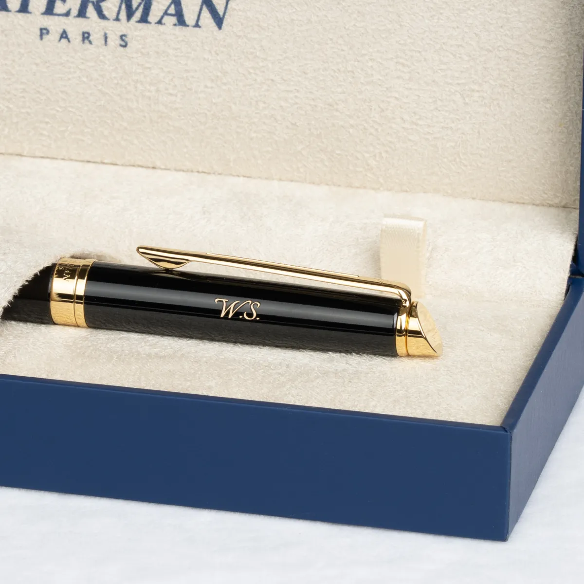 Długopis Waterman Hemisphere czarny GT [S0920670] w eleganckim czarnym kolorze ze złotymi wykończeniami i grawerem W.S.