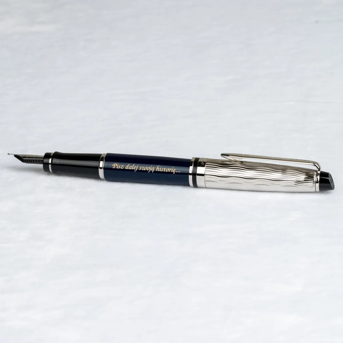 Pi&oacute;ro wieczne Waterman Expert Deluxe Metalic Grafitowe [2187688] z personalizowanym grawerem &bdquo;Pisz dalej swoją historię...&rdquo;
