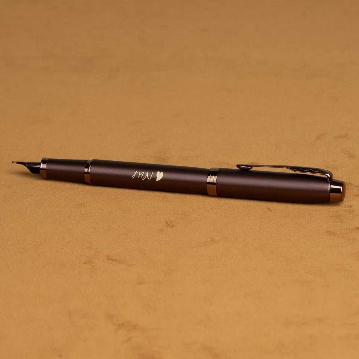 Pi&oacute;ro wieczne Parker IM Professionals Monochrome Burgundy [2190511] z personalizowanym grawerem &bdquo;M W&rdquo; i symbolem serca.
