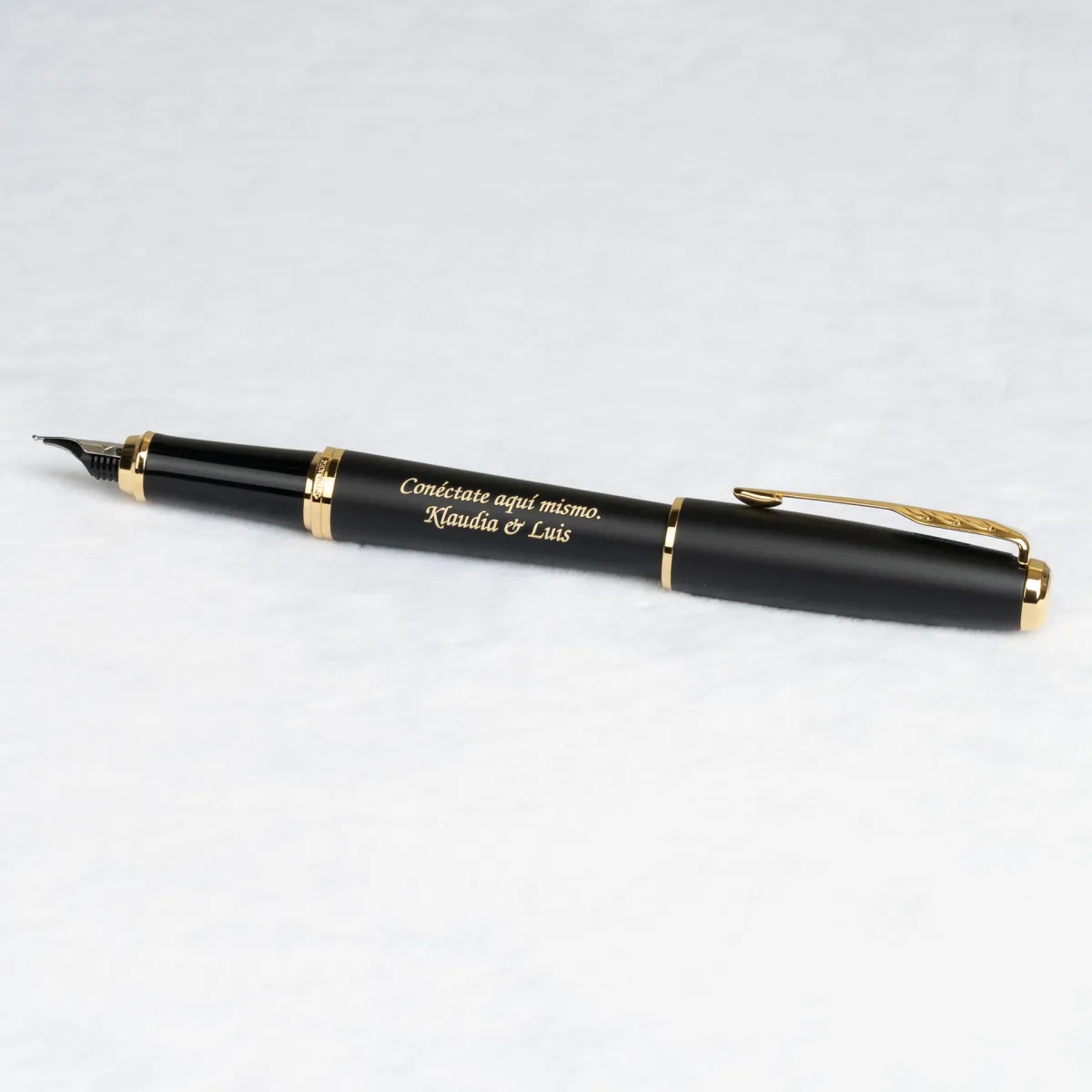 Pi&oacute;ro wieczne Parker Urban Muted Black GT [1931601] z personalizowanym grawerem &bdquo;Con&eacute;ctate aqu&iacute; mismo. Klaudia & Luis&rdquo;.