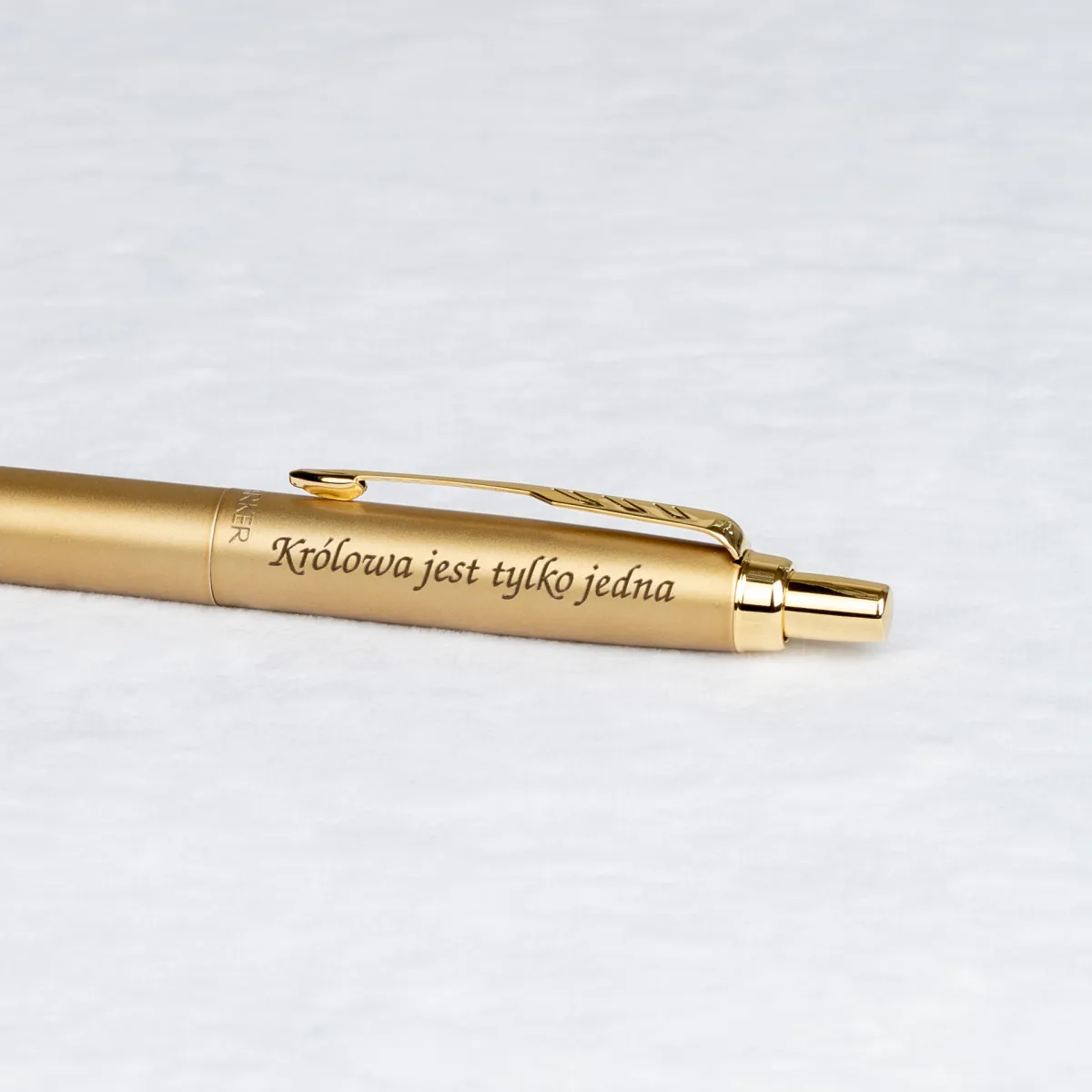 Długopis Parker Jotter XL Monochrome Gold [2122754] z personalizowanym grawerem &bdquo;Kr&oacute;lowa jest tylko jedna&rdquo;.