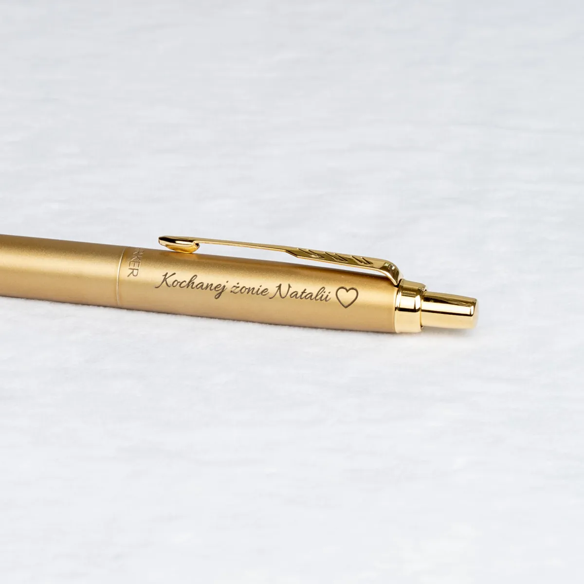 Długopis Parker Jotter XL Monochrome Gold [2122754] z grawerem &bdquo;Kochanej żonie Natalii&rdquo; i symbolem serca.