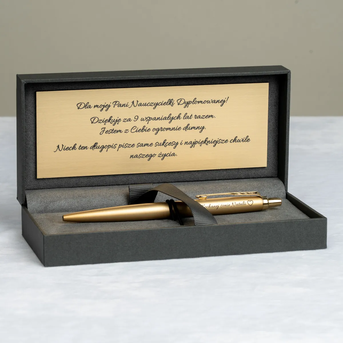 Długopis Parker Jotter XL Monochrome Gold [2122754] w etui prezentowym, z personalizowanym grawerem &bdquo;Kochanej żonie Natalii&rdquo; i sercem.