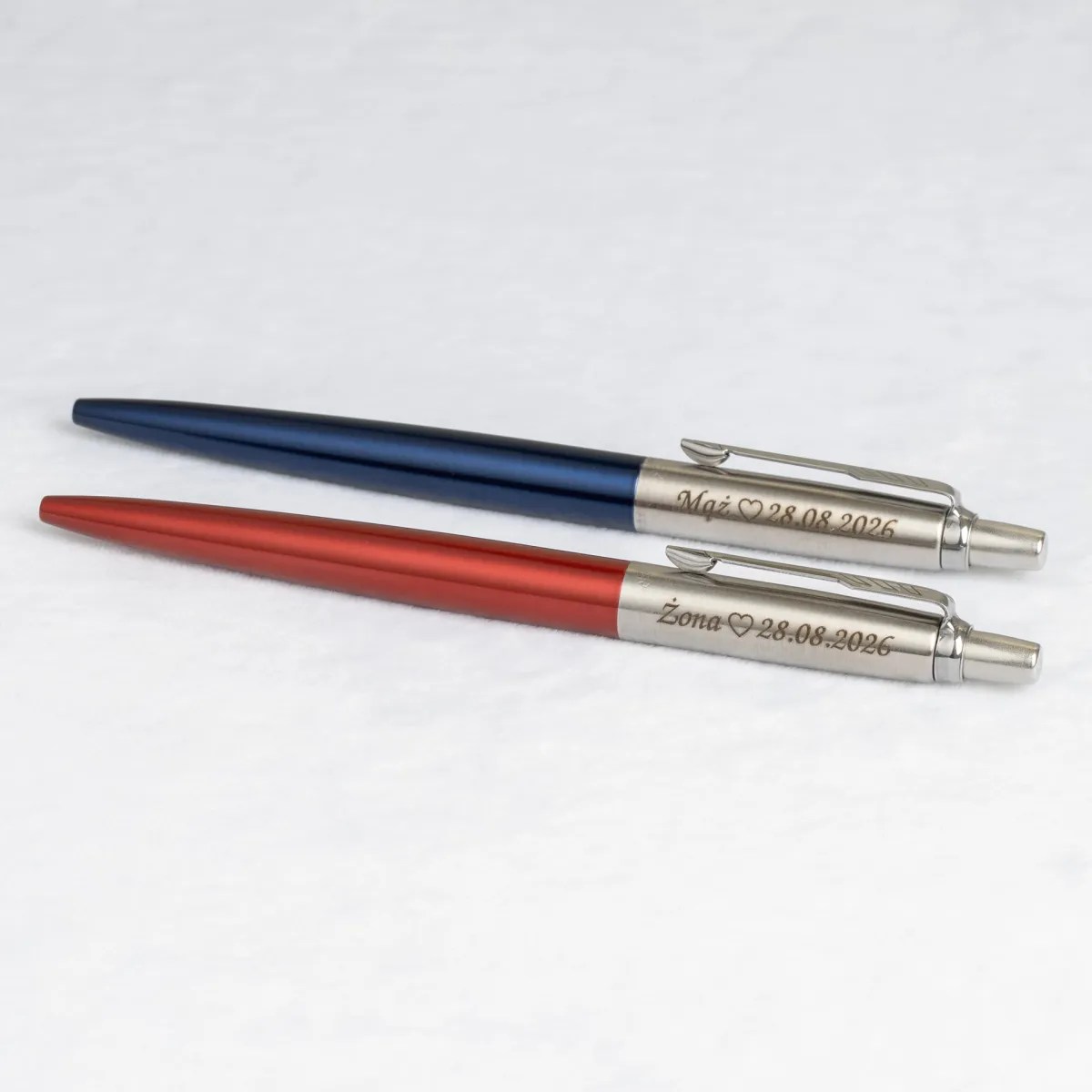 Długopis Parker Jotter Niebieski Royal CT [1953186] z grawerem &bdquo;Mąż &hearts; 28.08.2026&rdquo; i &bdquo;Żona &hearts; 28.08.2026&rdquo;.