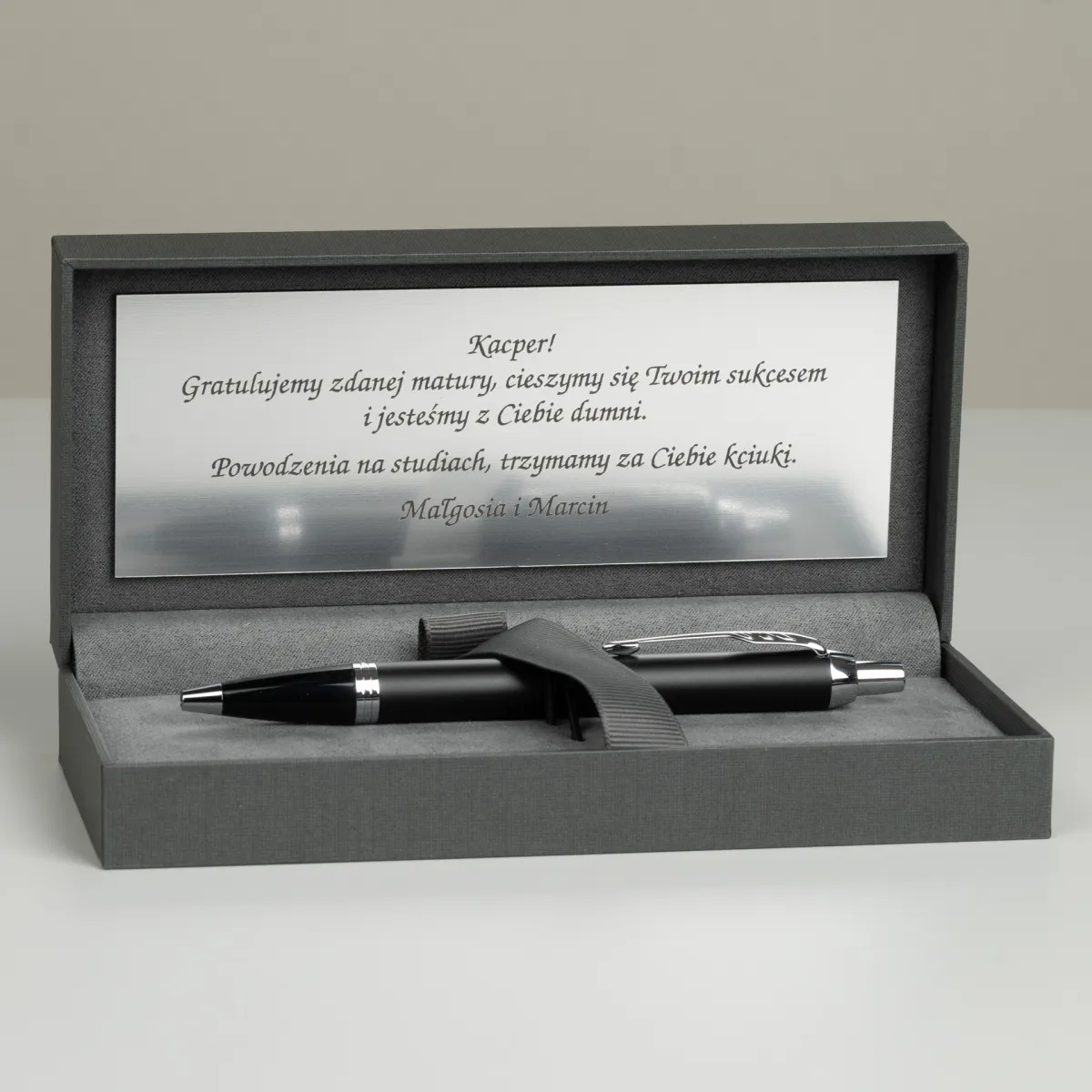 Długopis Parker IM Czarny matowy CT [2143632] w etui prezentowym z personalizowaną dedykacją dla Kacpra.