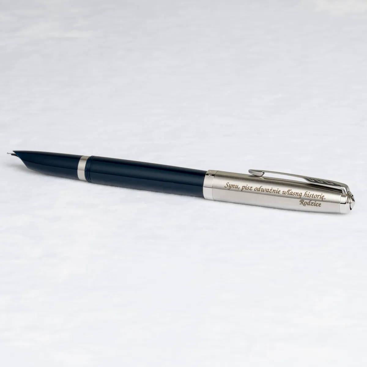 Pi&oacute;ro wieczne Parker 51 Midnight Blue CT [2123501] w granatowym kolorze, ze srebrnymi elementami i personalizowanym grawerem.