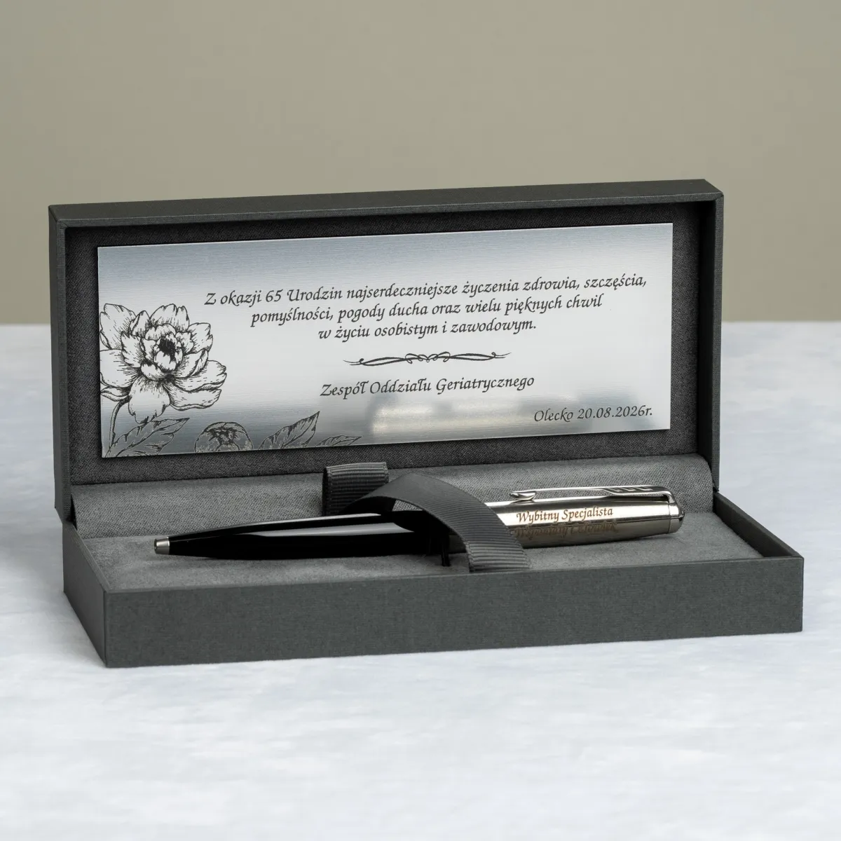 Długopis Parker 51 czarny CT [2123493] w eleganckim pudełku z personalizowanym grawerem i tabliczką z życzeniami.