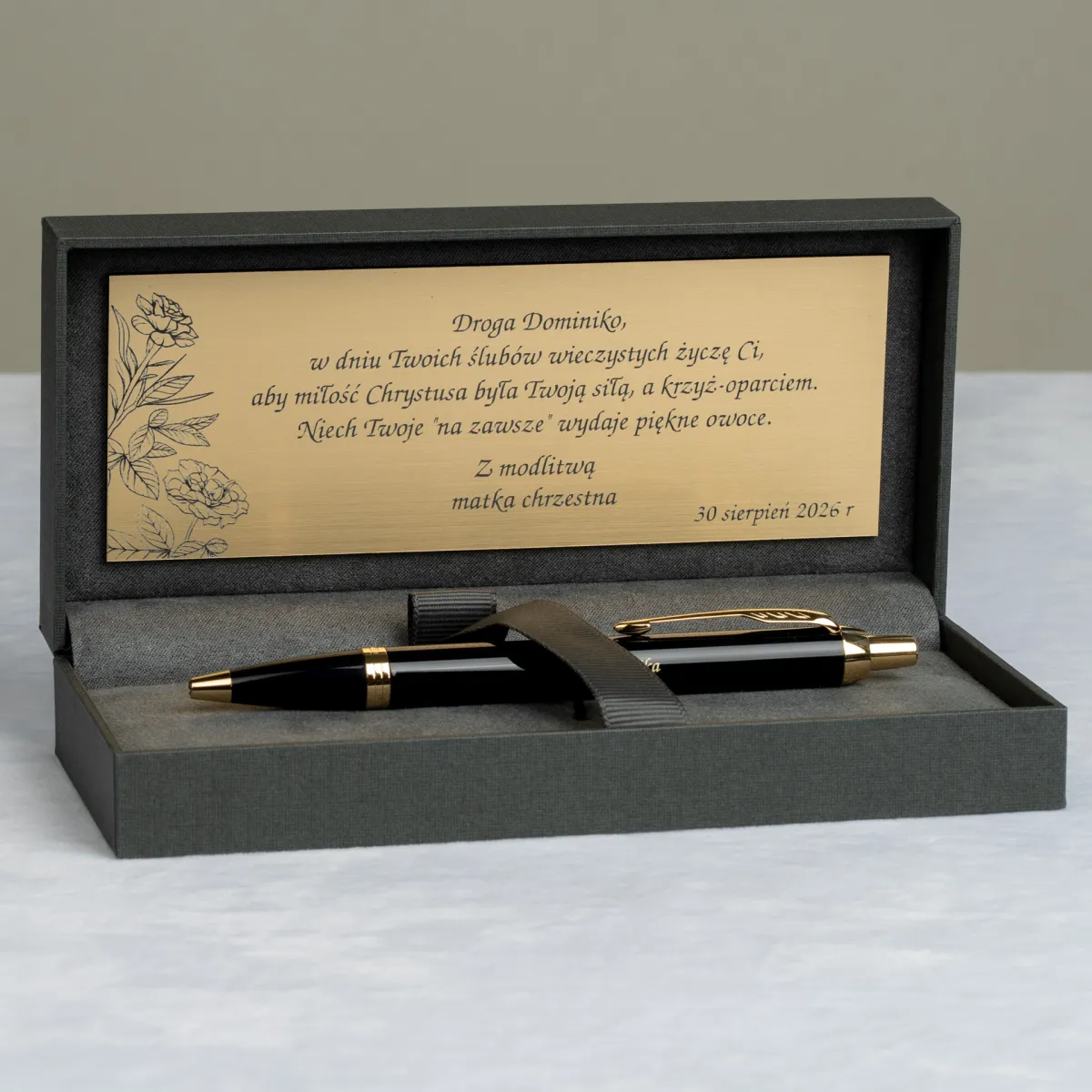 Długopis Parker IM Czarny GT [1931666] w eleganckim pudełku prezentowym z personalizowaną tabliczką z życzeniami.