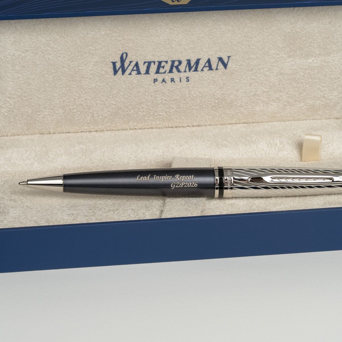 Długopis Waterman Expert Deluxe Metalic Grafitowy [2187691] z personalizowanym grawerem &bdquo;Lead. Inspire. Repeat. GZP2026&rdquo;